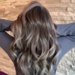 Модный серый цвет волос с холодным подтоном на средне-русых волосах