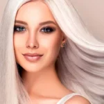 Молодая женщина с идеально гладкими платиновыми волосами после окрашивания в холодный